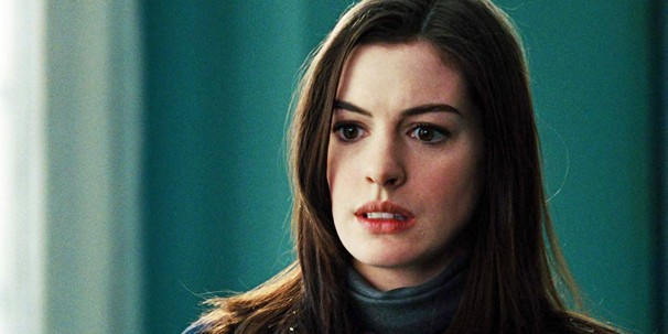 Claire (Anne Hathaway) investiga Eric (Patrick Wilson), um misterioso sobrevivente de um acidente aéreo (Foto: Divulgação)