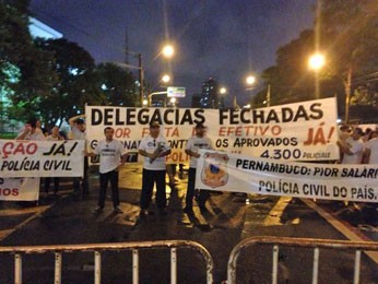 Grupo levou faixas para ato em frente ao Palácio do Campos das Princesas (Foto: Débora Soares/G1)