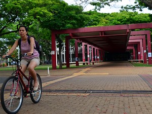 Jovem pedala pelo campus de Campinas da Unicamp (Foto: Lucas Jerônimo/G1)