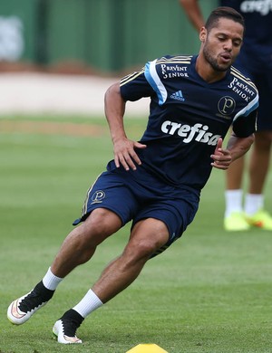 Após quatro meses fora, João Paulo comemora nova chance no Palmeiras