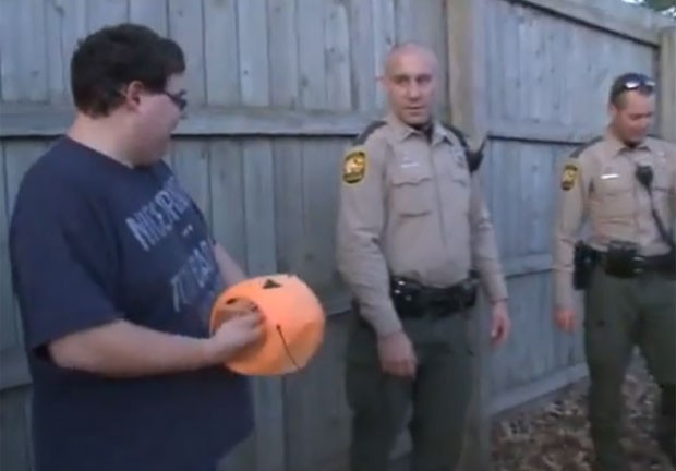 Polícia conseguiu capturar o animal e retirar o objeto (Foto: Reprodução/YouTube/Fox 8 News Cleveland)
