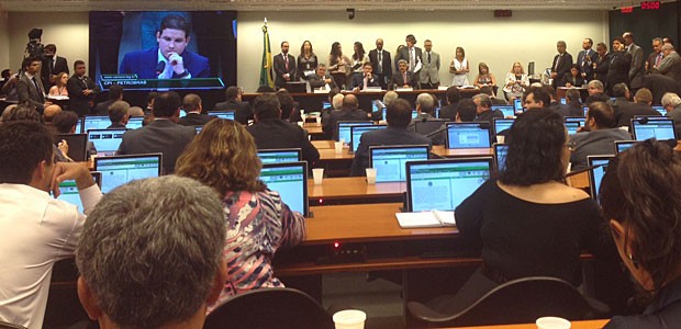 Sessão da CPI da Petrobras que aprovou o deputado Hugo Motta (PMDB-PB) para presidente da comissão (Foto: Fernanda Calgaro/G1)