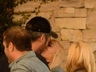 Gwen Stefani e Blake Shelton trocam beijos na Califórnia