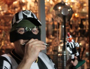 Eustáquio da Gaita é atração na visita dos torcedores à taça (Foto: Maurício Paulucci / Globoesporte.com)