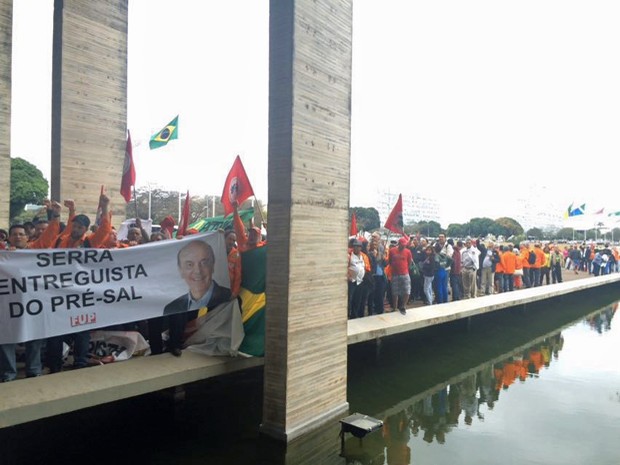 Manifestantes ligados à Federação Única dos Petroleiros (FUP) realizam protesto em Brasília (Foto: Filipe Matoso/G1)