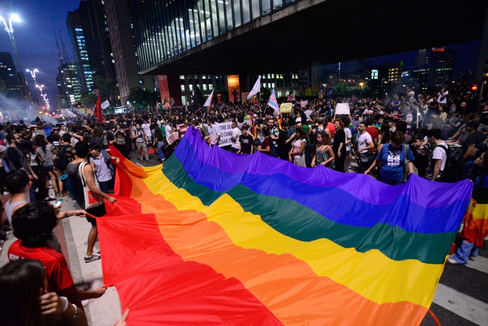 Manifestantes seguram bandeira do orgulho LGBT em frente ao Masp (Foto: Cris Faga/Fox Press Photo/ Estadão Conteúdo)