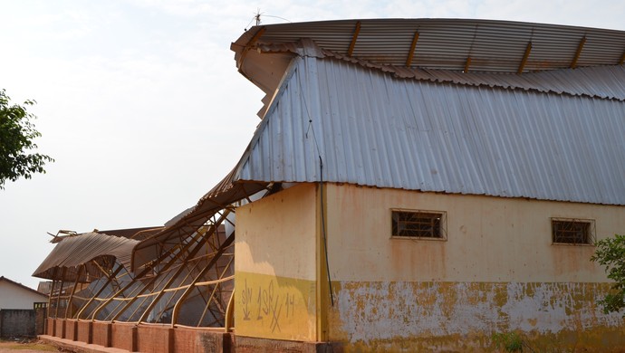 Parte do telhado da Quadra do Limoeiro desabou durante o temporal, em Cacoal, RO (Foto: Magda Oliveira)