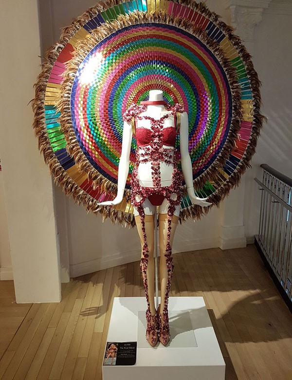 As enormes asas de Devon Windsor para o desfile de 2016 (Foto: Paula Mello) As enormes asas de Devon Windsor para o desfile de 2016 (Foto: Paula Mello)