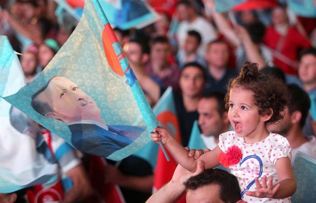 Garotinha turca balança bandeira com o rosto do premiê turco, Recep Tayyip Erdogan (Foto:  EFE/EPA/STRI)