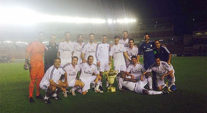 Veteranos do Real Madrid posam com taça conquistada em duelo com ex-jogadores do Barcelona (Foto: Reprodução / Twitter)