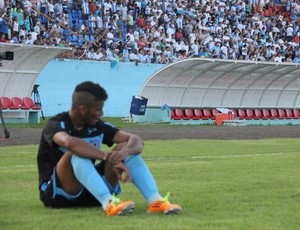 Weverton fica caído no gramado do Estádio do Café Londrina x Coritiba (Foto: Fernando Araújo)