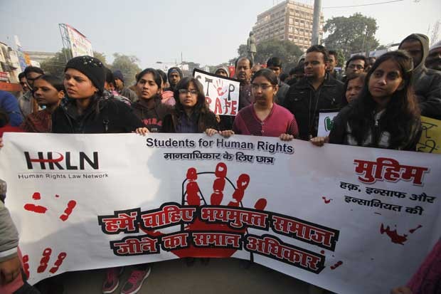 Estudantes indianas protestam em Allahabad nesta quarta-feira (26) após estupro de mulher em Nova Délhi no dia 16 (Foto: AP)