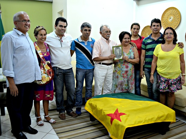  Vanda e Homero tiram uma foto com os filhos, que também se conheceram pela primeira vez (Foto: Veriana Ribeiro/G1)