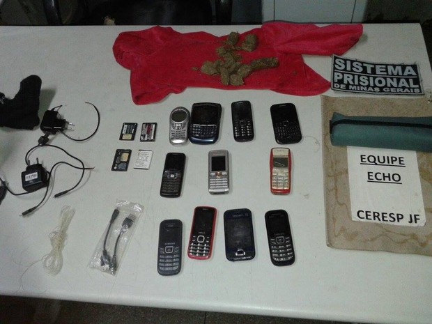 Drogas e celulares são arremessados dentro de presídio em Juiz de Fora (Foto: PM/Divulgação)