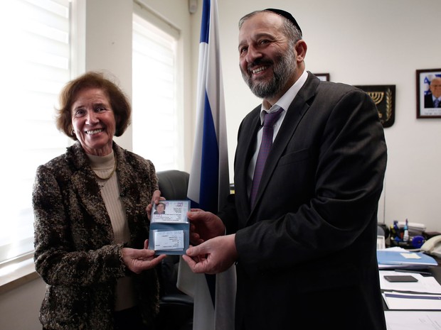Beate Klarsfeld recebe do ministro do Interior de Israel, Arye Deri, sua identidade e passaporte israelenses em cerimônia em Jerusalém, na segunda (15) (Foto: AFP Photo/Thomas Coex) Beate Klarsfeld recebe do ministro do Interior de Israel, Arye Deri, sua identidade e passaporte israelenses em cerimônia em Jerusalém, na segunda (15) (Foto: AFP Photo/Thomas Coex)
