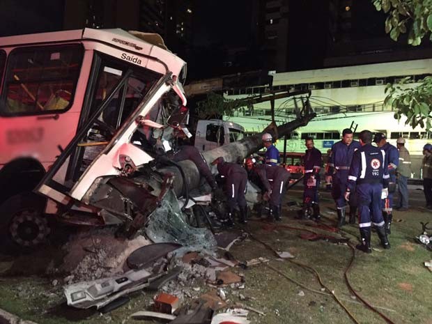 Frente do ônibus ficou destruída após o veículo colidir em um poste, em Salvador (Foto: Giana Mattiazzi/ Tv Bahia)