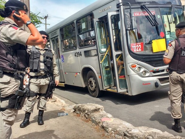 Suspeito morre durante troca de tiros dentro de um ônibus no Jacintinho (Foto: Marcio Chagas/G1)