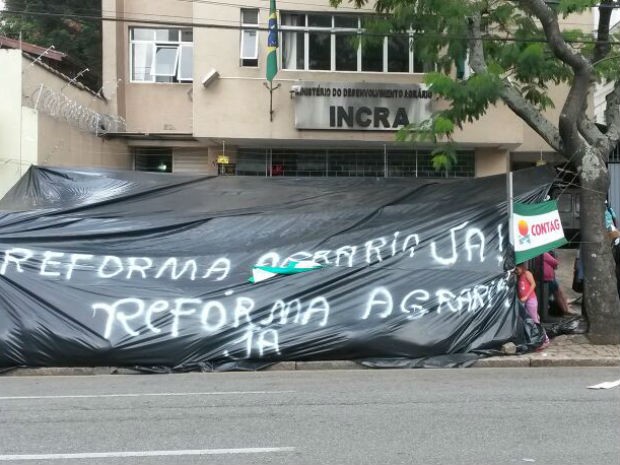 Sem-terra colocam lona em frente ao Incra, em Curitiba (Foto: Luiz Fernando Martins/ RPC TV)