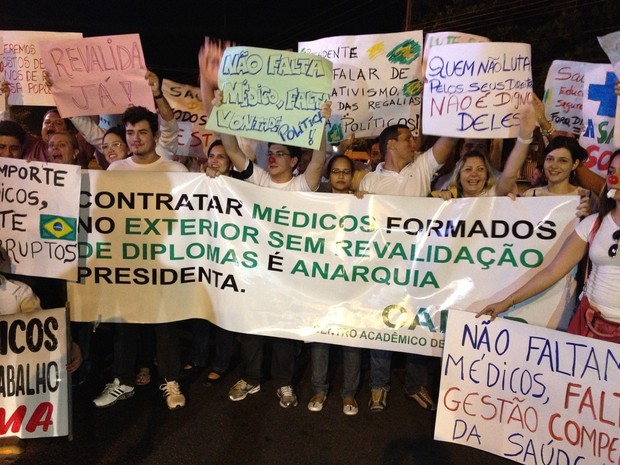  Parte da avenida ficou interditada pelos manifestantes (Foto: Marcelo Marques/ G1 RR)