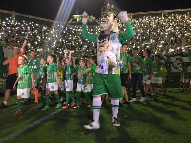 Mascote e crianças da cidade dão a volta no gramado na Arena Condá durante a cerimônia na noite de quarta-feira (30) (Foto: Diego Madruga/GloboEsporte.com)