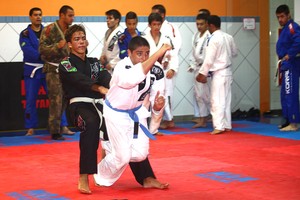 Ronald em academia de artes marciais (Foto: Iwi Onodera / EGO)