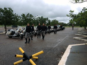 Batedores da Força Nacional realizam treinamento para a Copa em Brasília (Foto: Juliana Braga / G1)