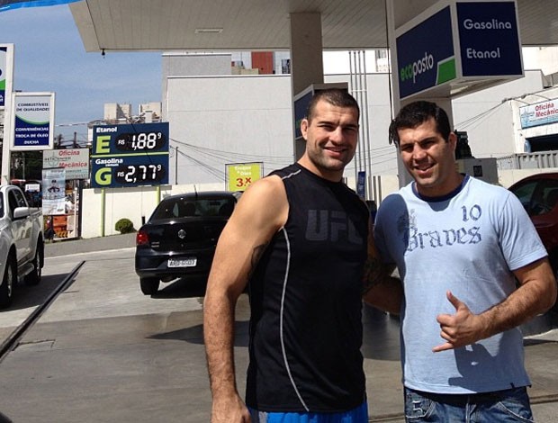 Maurício Shogun e Murilo Ninja em posto de gasolina (Foto: Reprodução / Instagram)