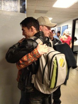 Diego Nunes abraça Bart Palaszewski após luta pelo UFC (Foto: Reprodução/Twitter)