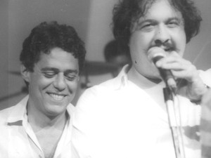 Roberto Talma canta ao lado de Chico Buarque (Foto: Divulgação/TV Globo)