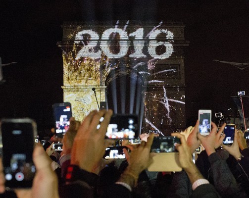 Público filma projeção no Arco do Triunfo em Paris na celebração da chegada de 2016
