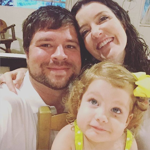 Larissa Maciel com o marido e a filha (Foto: Reprodução/Instagram)