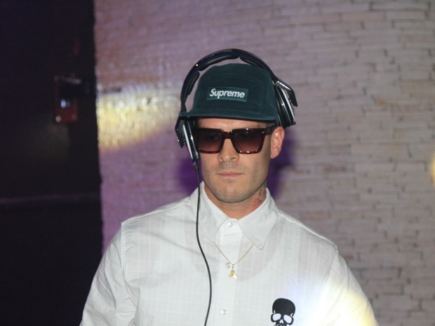 Mateus Verdelho se apresenta como DJ em boate em São Paulo (Foto: Thiago Duran/ Ag. News)