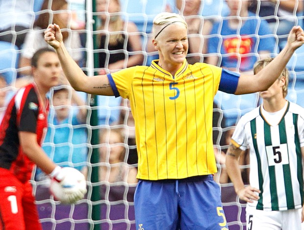 Nilla Fischer comemora gol da Suécia contra a África do Sul  (Foto: Reuters)
