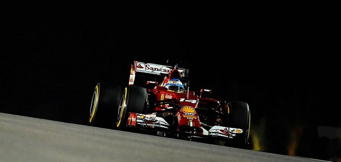 Alonso supera Mercedes e põe Ferrari no topo no 1º treino livre de Cingapura Bx5u6umcqaink5s