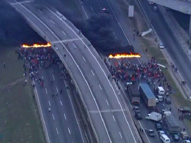 Centenas de manifestantes do MTST bloquearam os dois sentidos da Régis Bittencourt na tarde desta terça-feira (Foto: Reprodução/TV Globo)