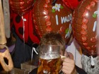 Justin Bieber bebe cerveja e evita flashes na Alemanha