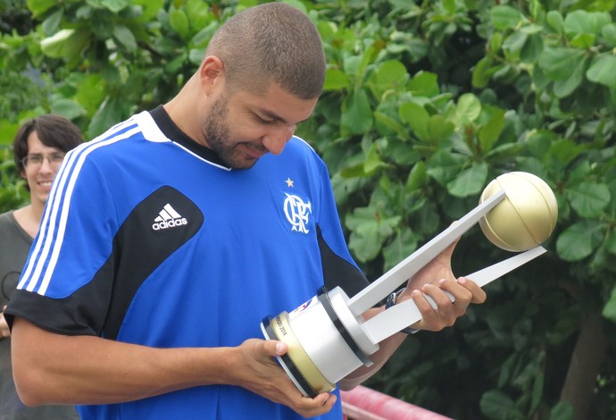 Olivinha aprecia troféu de campeão da Liga das Américas (Foto: Fabio Leme) Olivinha aprecia troféu de campeão da Liga das Américas (Foto: Fabio Leme)