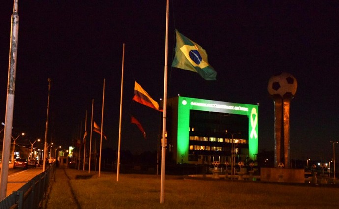 Sede da Conmebol também se colore de verde para homenagear Chapecoense (Foto: Reprodução/Twitter) Sede da Conmebol também se colore de verde para homenagear Chapecoense (Foto: Reprodução/Twitter)