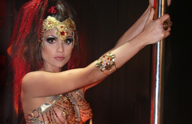 Em 'Duas caras' (2007), Flavia Alessandra interpretou uma dançarina de pole dance, a Alzira (FOTO: Leo Lemos/TV Globo)