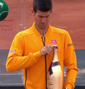 Novak Djokovic acerta rolha de champagne no próprio rosto em Roma (Foto: Reprodução / Youtube)