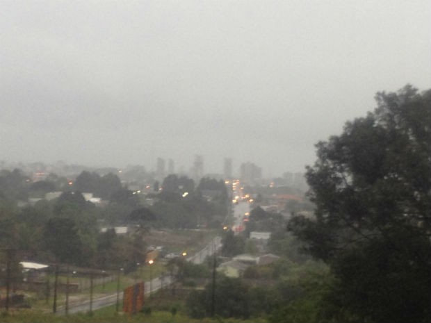 Em Guarapuava, ventos chegaram a 77km/h na tarde desta segunda-feira (21). (Foto: Catiana Calixto/G1 PR)