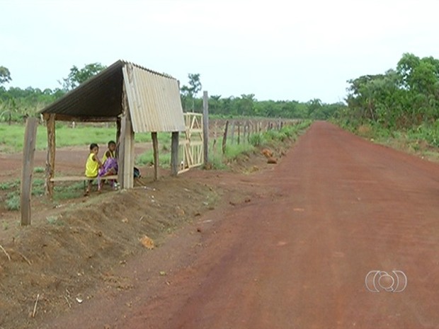 Crianças esperam transporte sozinhas na zona rural de Porto Nacional, em Luzimangues (Foto: Reprodução/TV Anhanguera)