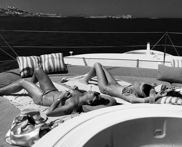 Luiza Brunet faz topless durante passeio de barco na Grécia (Foto: Reprodução/Instagram)