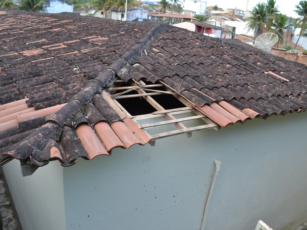 Telhado da agência dos Correios de Casinhas, Agreste de PE (Foto: Divulgação/ Polícia Federal)
