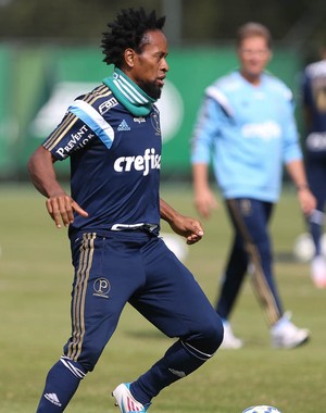 Elenco grande e confiança do técnico devem manter Zé Roberto na lateral
