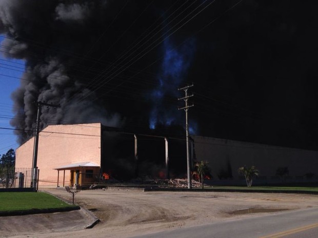 Incêndio de grandes proporções atingiu uma fábrica de molduras em Braço do Norte (Foto: Gabriel Felipe/RBS TV)