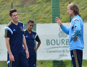 Estudando, Gareca já arrisca gírias mas ainda gera 