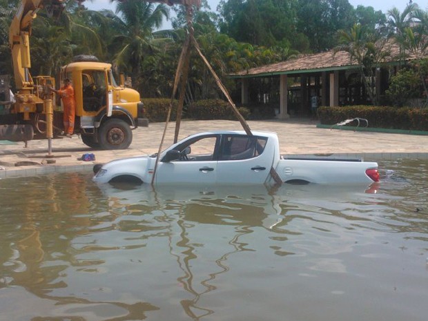 Carro caiu em piscina de um hotel em Balsas, no Maranhão. (Foto: G1/Maranhão)