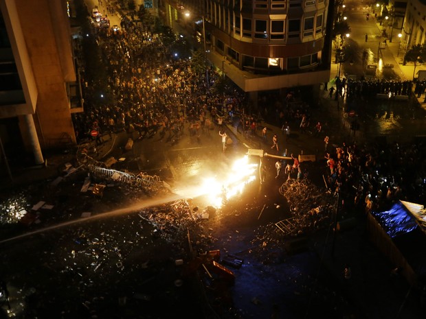 Beirute voltou a ser palco de protestos contra o governo neste domingo (Foto: Hassan Ammar / AP)