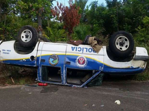 Dois policiais sofreram ferimentos leves após o acidente  (Foto: Fábio Roberto Notícias)
